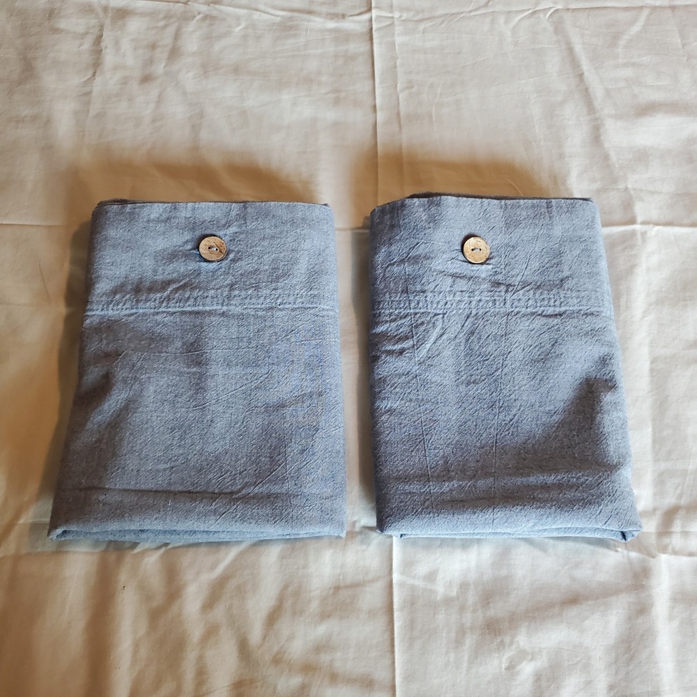 Cremieux Blue Cotton Chambray King Pillowcase Set of 2 Wood Button Closure 20x36